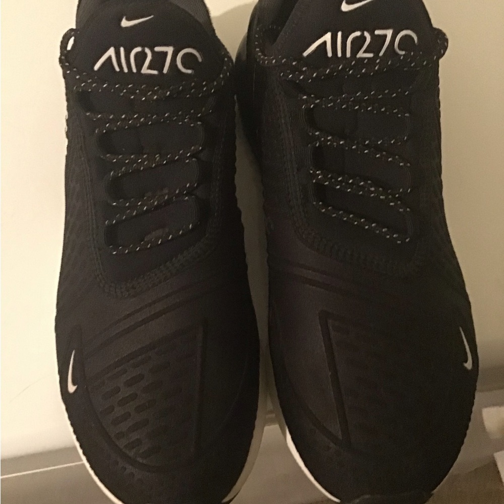 NIKE 270 WOMENS SIZE 9